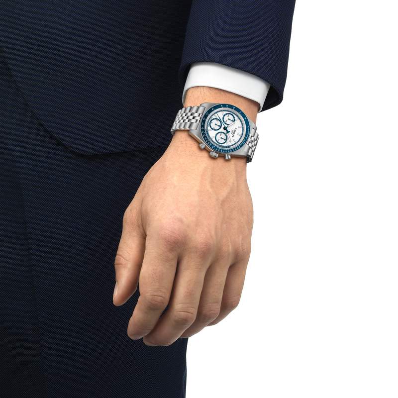Montre TISSOT PR516 homme automatique, bracelet acier inoxydable - vue porté 1