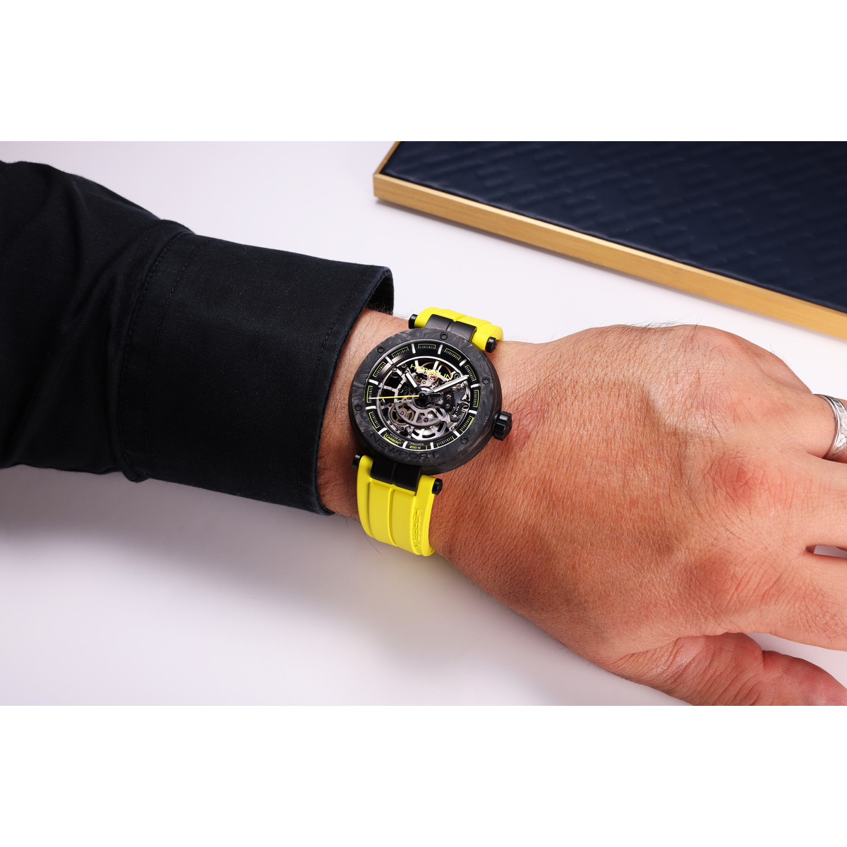 Montre MICHEL HERBELIN newport squelette auto carbone homme automatique, bracelet caoutchouc jaune - vue porté 1