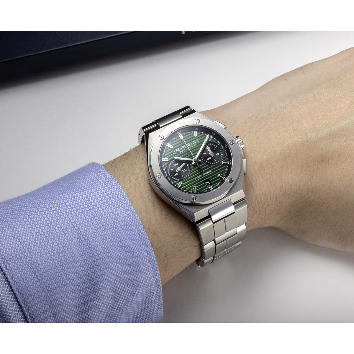 Montre MICHEL HERBELIN cap camarat chron. homme auto homme automatique, bracelet métal gris - vue porté 1