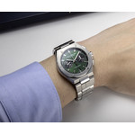 Montre MICHEL HERBELIN cap camarat chron. homme auto homme automatique, bracelet métal gris - vue porté 1