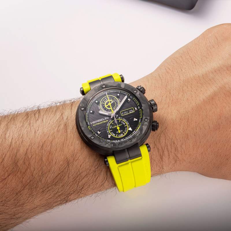 Montre MICHEL HERBELIN newport chrono auto carbone homme automatique, bracelet caoutchouc jaune - vue porté 1