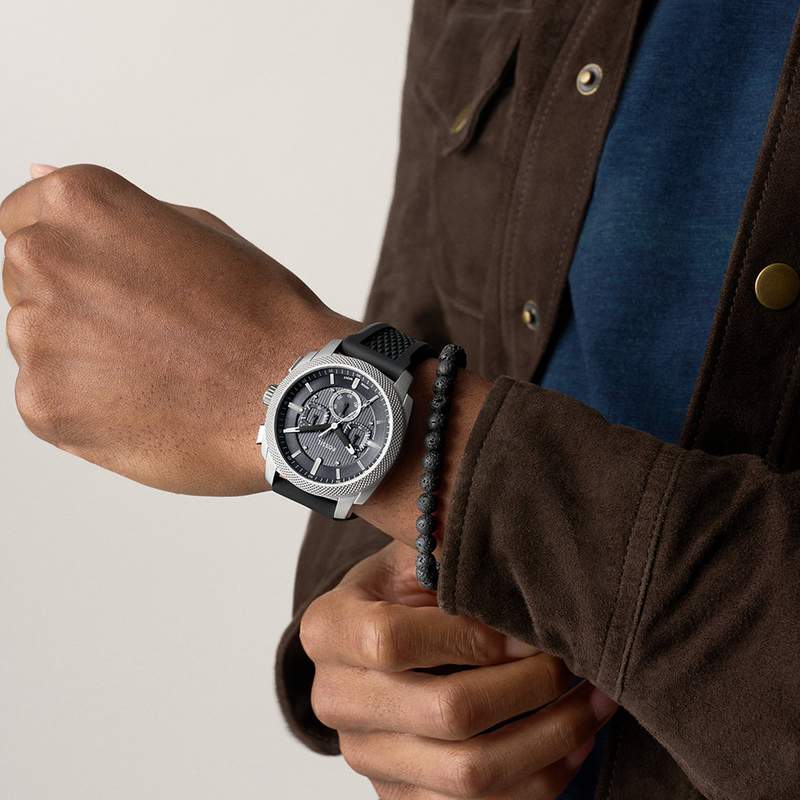 Montre FOSSIL machine homme bracelet silicone noir - vue porté 2