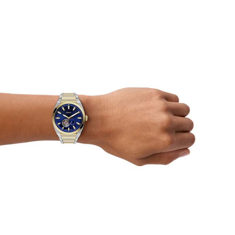 Montre FOSSIL automatic homme automatique, bracelet acier inoxydable bicolore jaune - vue porté 1