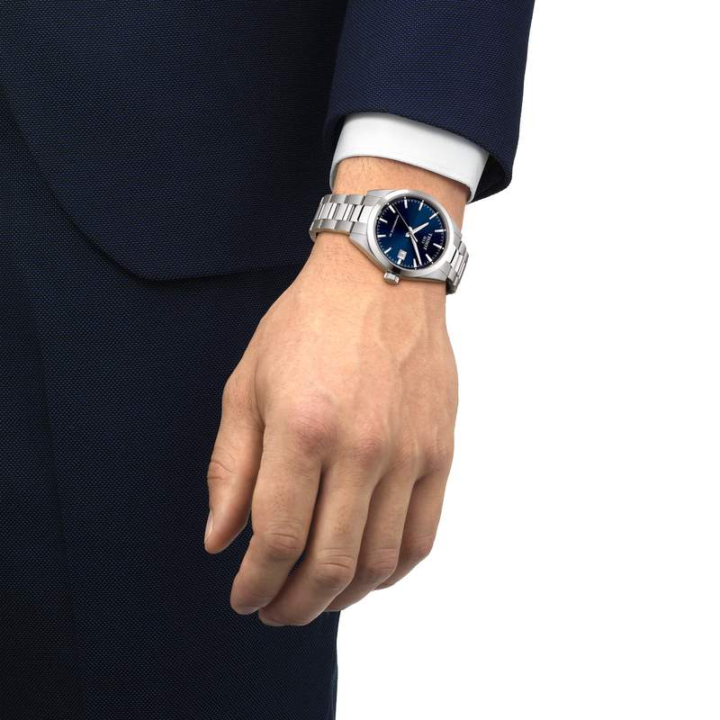 Montre TISSOT gentlemen homme automatique, bracelet acier inoxydable - vue porté 1