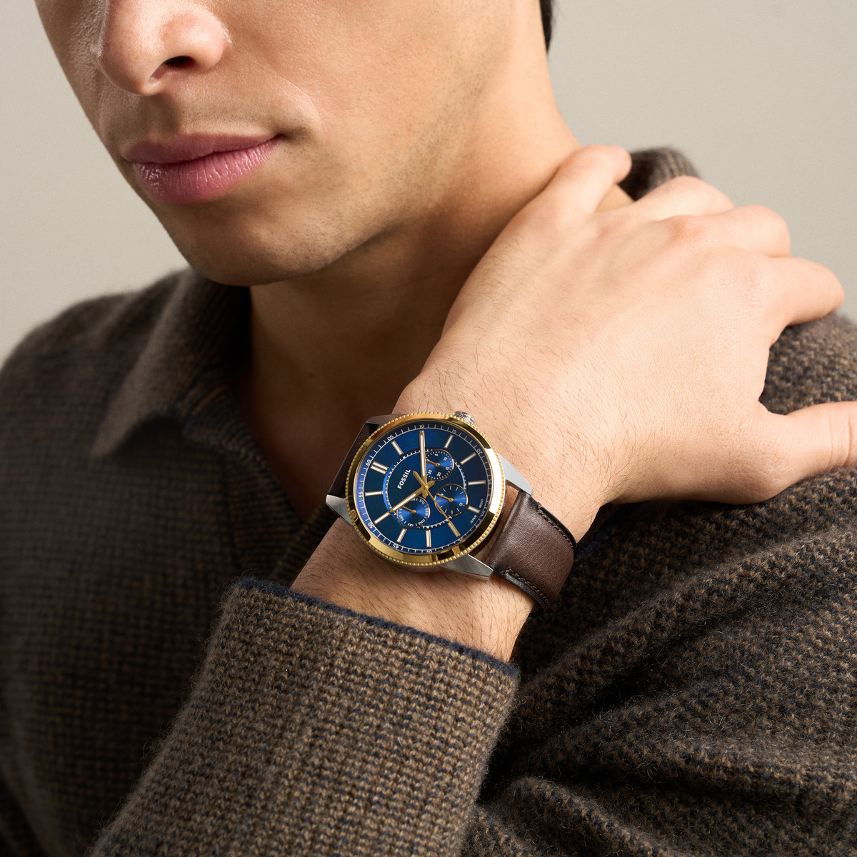 Montre FOSSIL pearson homme bracelet cuir marron - vue porté 1