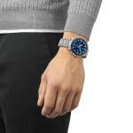 Montre TISSOT homme bracelet acier inoxydable gris - vue porté 1
