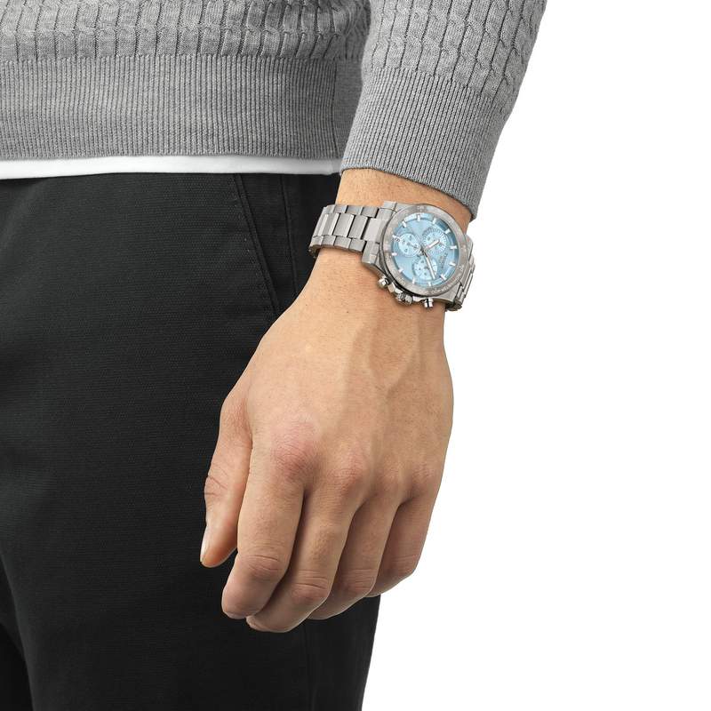 Montre TISSOT homme bracelet acier inoxydable gris - vue porté 1