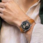 Montre LIP LIP himalaya 40 sablier LIP homme automatique bracelet cuir marron clair - vue porté 1