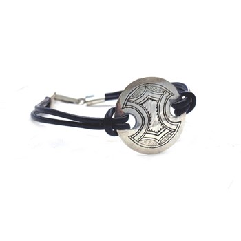 Bracelet cuir et plaque ronde en argent grave motifs berbères