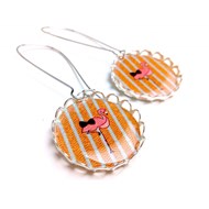 Dormeuses flamand rose à noeud papillon sur chevrons