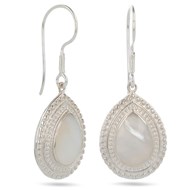 bijoux de créateurs en argent, des boucles d'oreille Nacre blanche goutte sertissage triple grains d'argent