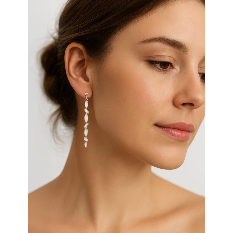 Boucles d'oreilles pendantes nacre blanche pétales argent 925 | Collection Lyanna ADEN - vue 3