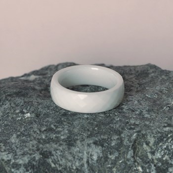 Bague Anneau Large Céramique Blanche Facettée - 6mm