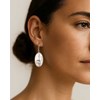 Boucles d'Oreille Yoga Pincha Mayurasana en Argent 925 et Nacre Blanche | Collection Zen ADEN - vue V2