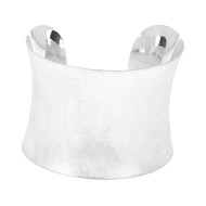 Bracelet en argent brossé manchette légérement recourbé