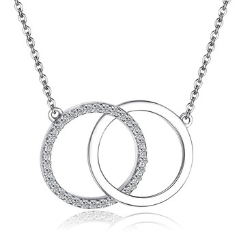 Collier Arg.925 rhodié double anneaux entrelacés, un anneau lisse, un anneau pavé des oxydes zirconiums avec une chaine forcat longueur ajustable entre 40-45cm