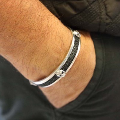 Bracelet jonc tête de mort argent et galuchat - vue V2