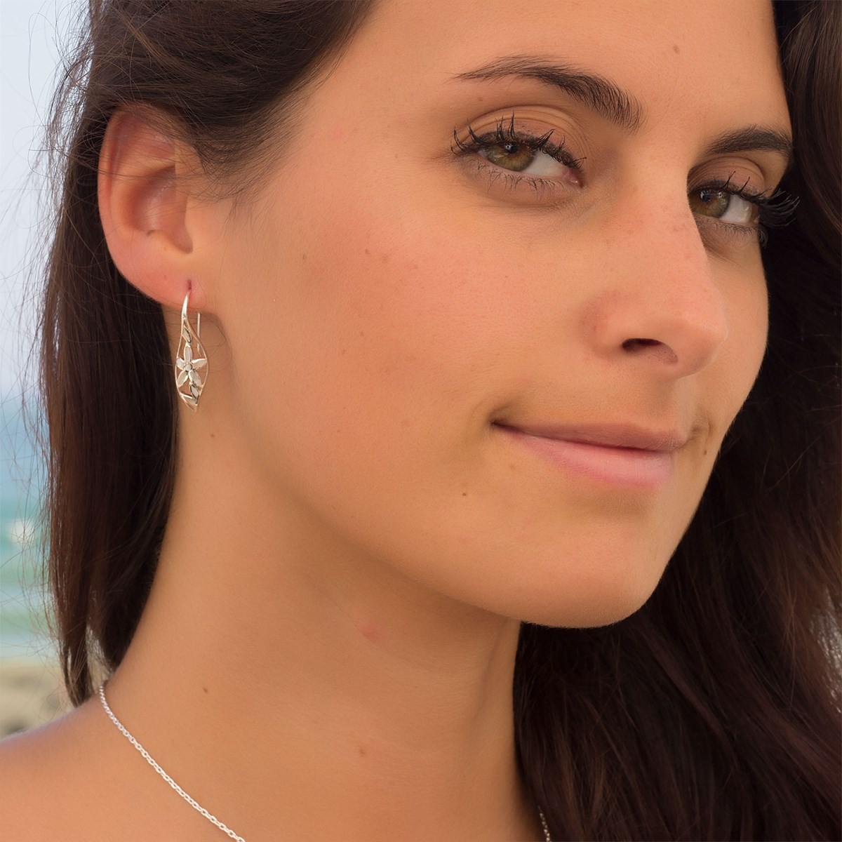 Boucles d'oreille Nacre Blanche avec motifs de Pétales de Fleurs en Argent 925 millièmes - vue 2