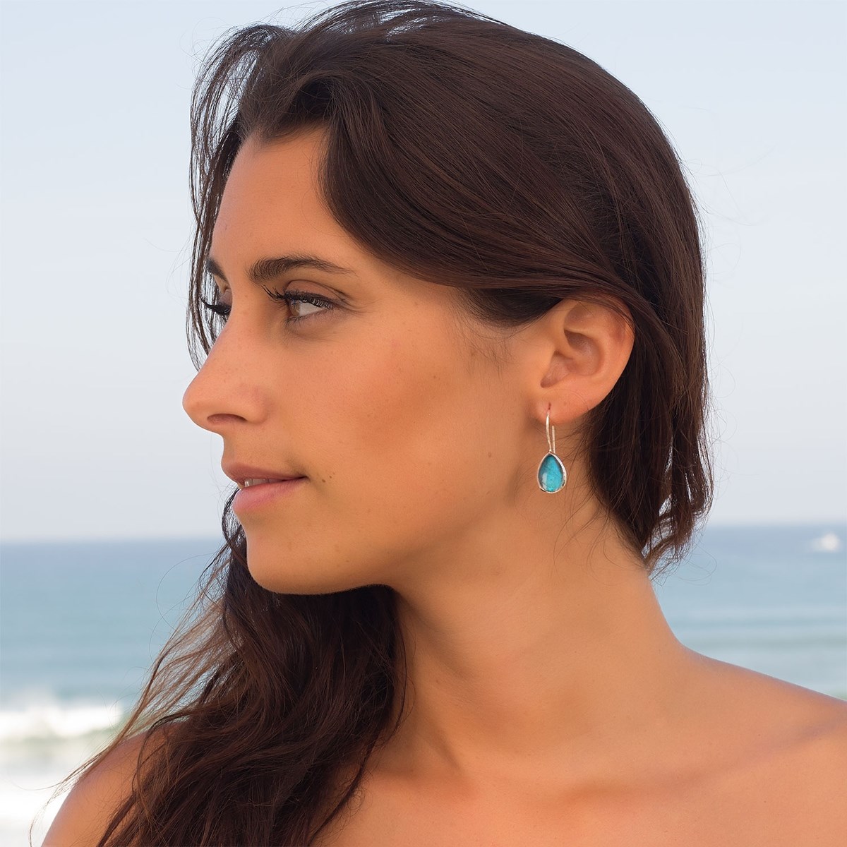 Boucles d'oreille en pierre Labradorite forme poire, serties en argent 925 - Bijoux tendance et élégants - vue 2