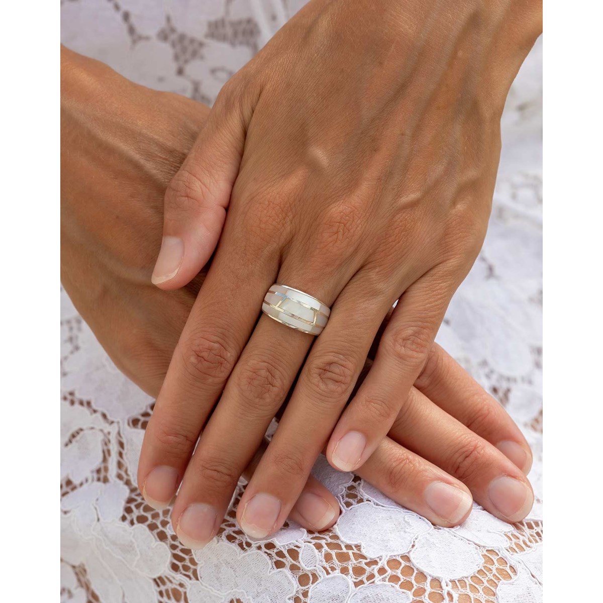 Bague nacre blanche motif damier graphique argent 925 | Collection Yeliana ADEN - vue 2