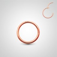 Piercing d'hélix et de lobe anneau en or rose pose manuelle