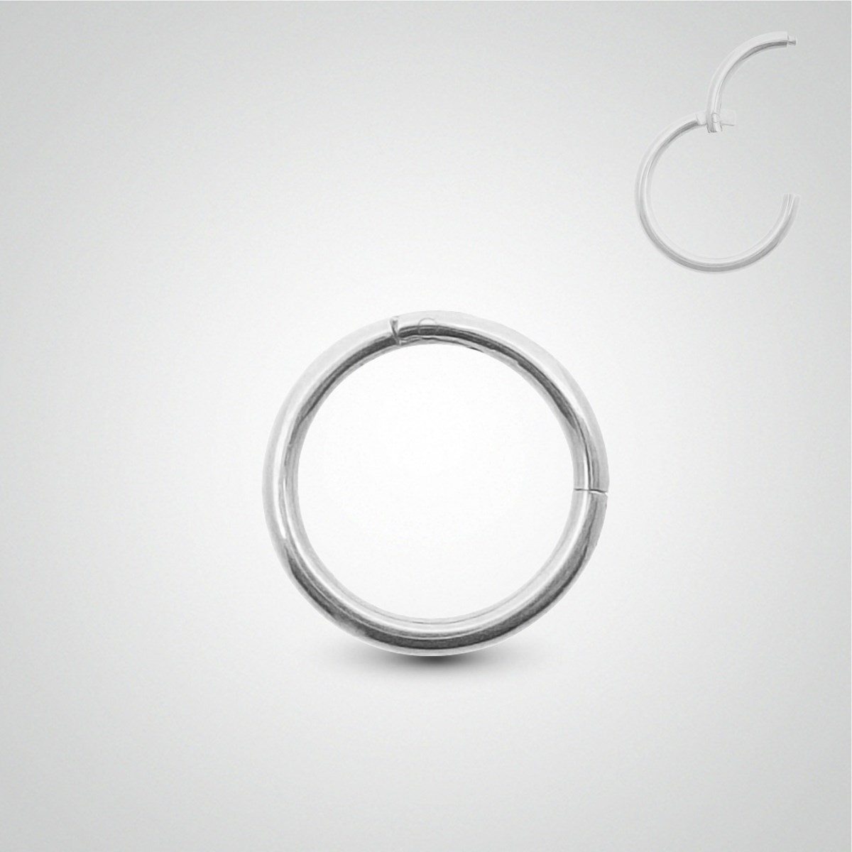 Piercing d'hélix anneau en or blanc pose manuelle