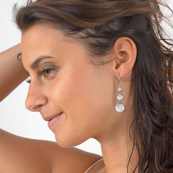 Boucles d'oreilles pendantes 3 disques de nacre par ordre croissant
