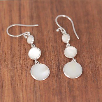 Boucles d'oreilles pendantes 3 disques de nacre par ordre croissant