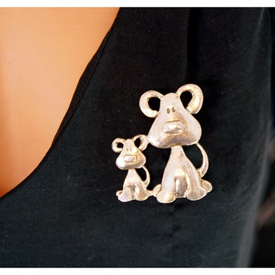 Broche 2 chiens sérieux - vue V3