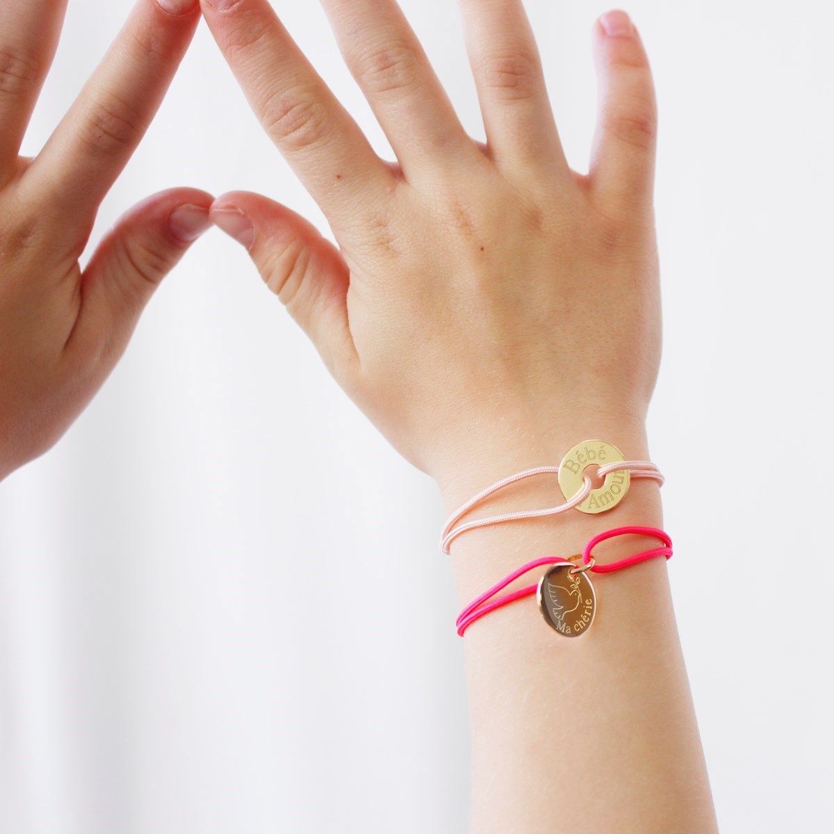 Bracelet Cordon Medaille Ajouree Plaque Or Gravure Bebe D Amour Enfant Bracelet Rigide Maty