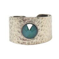 Bague ajustable martelée en acier argentée ornée de cristaux Swarovski avec pierre Crystal vert