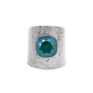 Bague ajustable martelée en acier argentée ornée de cristaux Swarovski avec pierre Crystal vert