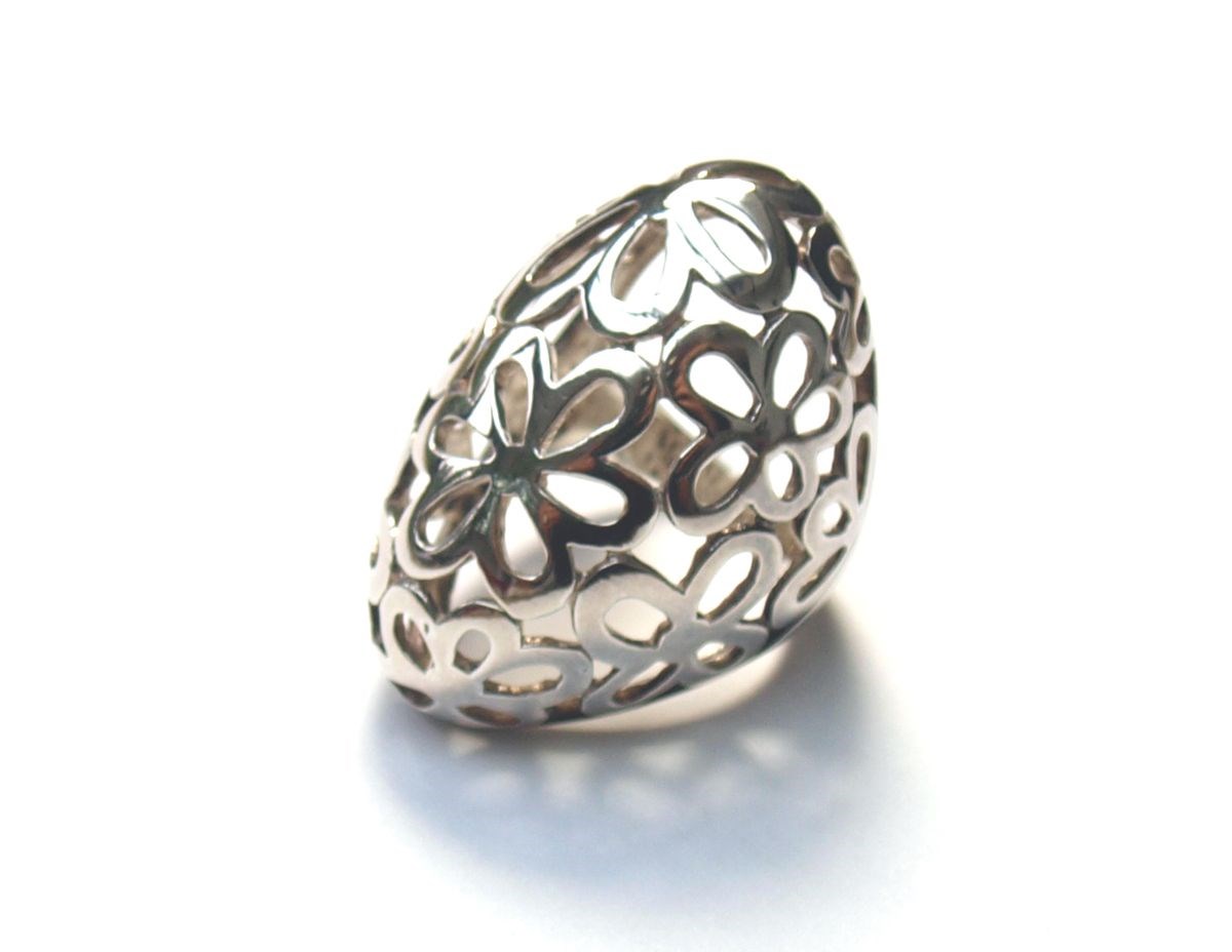 Bague en argent ajourée de motifs fleurs