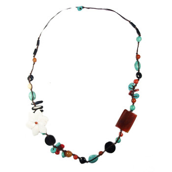 Collier en fil de soie et pierres naturelles, avec fleur blanche