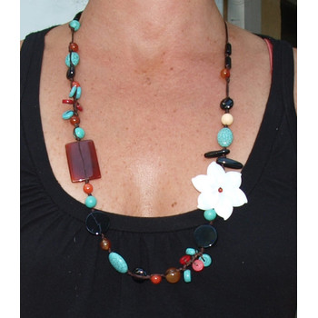 Collier en fil de soie et pierres naturelles, avec fleur blanche