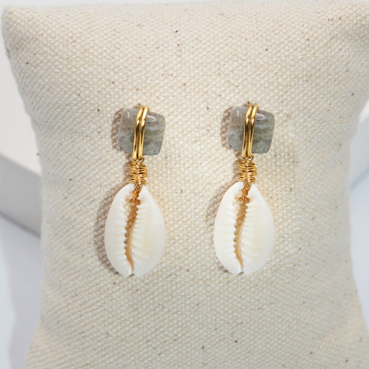 Boucles  d'oreilles perles labradorite et cauris- Gold filled - vue 2