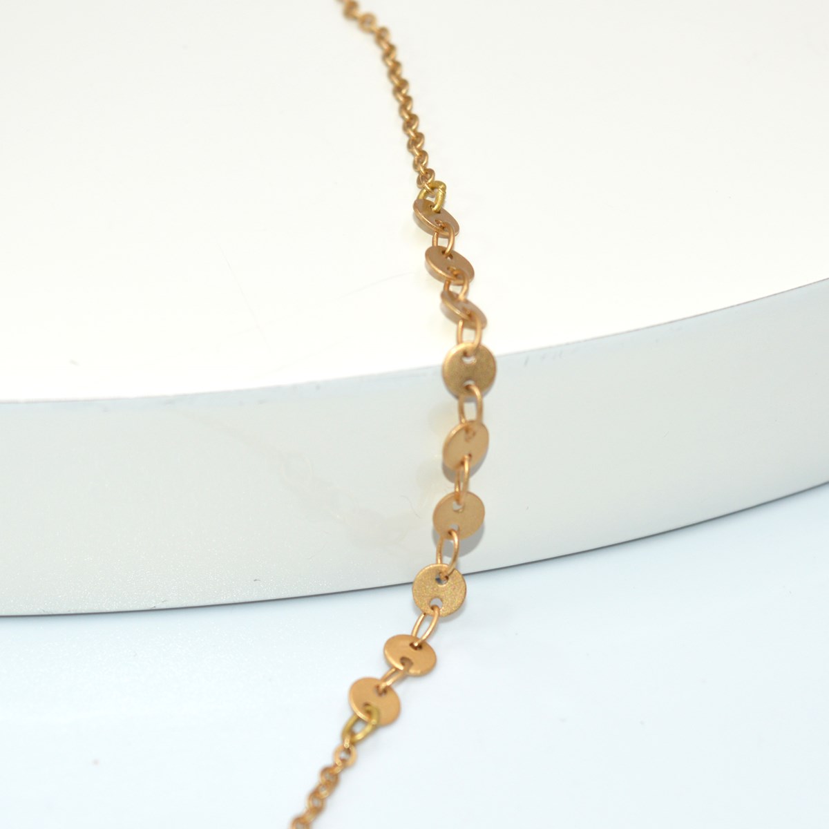 Bracelet  minimaliste chaîne disques-  doré à l'or fin Mat - vue 2