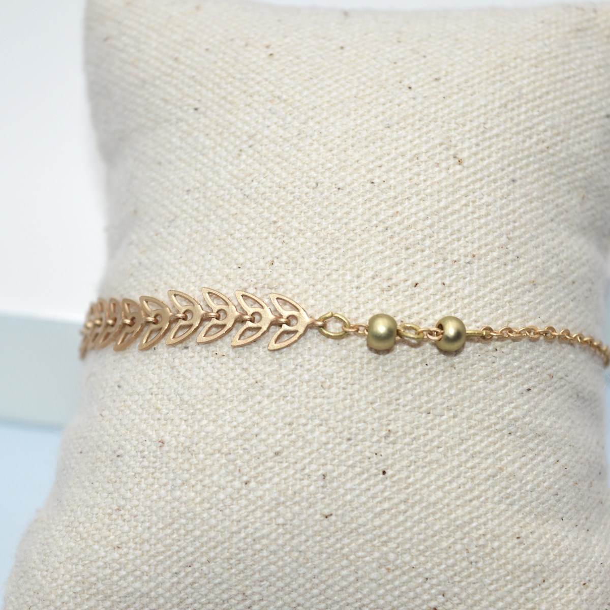 Bracelet minimaliste  chaine laurier et perles  Doré à l'or fin  mat - vue 2