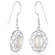 Boucles d'oreille de nacre blanche naturelle sertie d'un nid d' argent 925