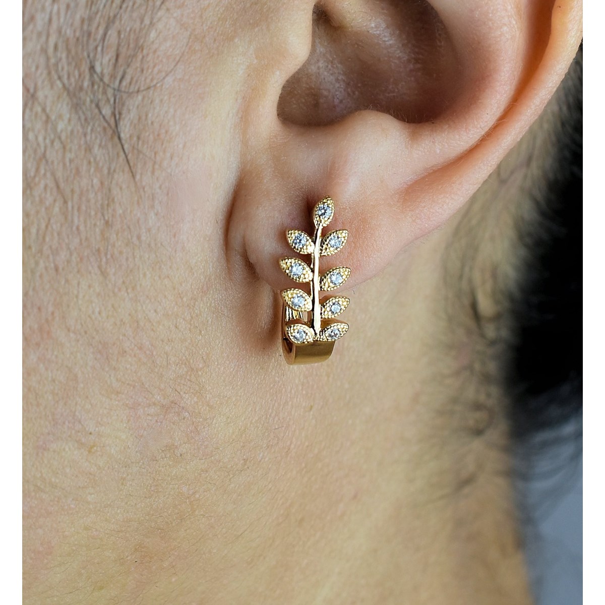 Boucles d'oreilles créole feuille de laurier serti d'oxydes de zirconium Plaqué or 750 3 microns - vue 4