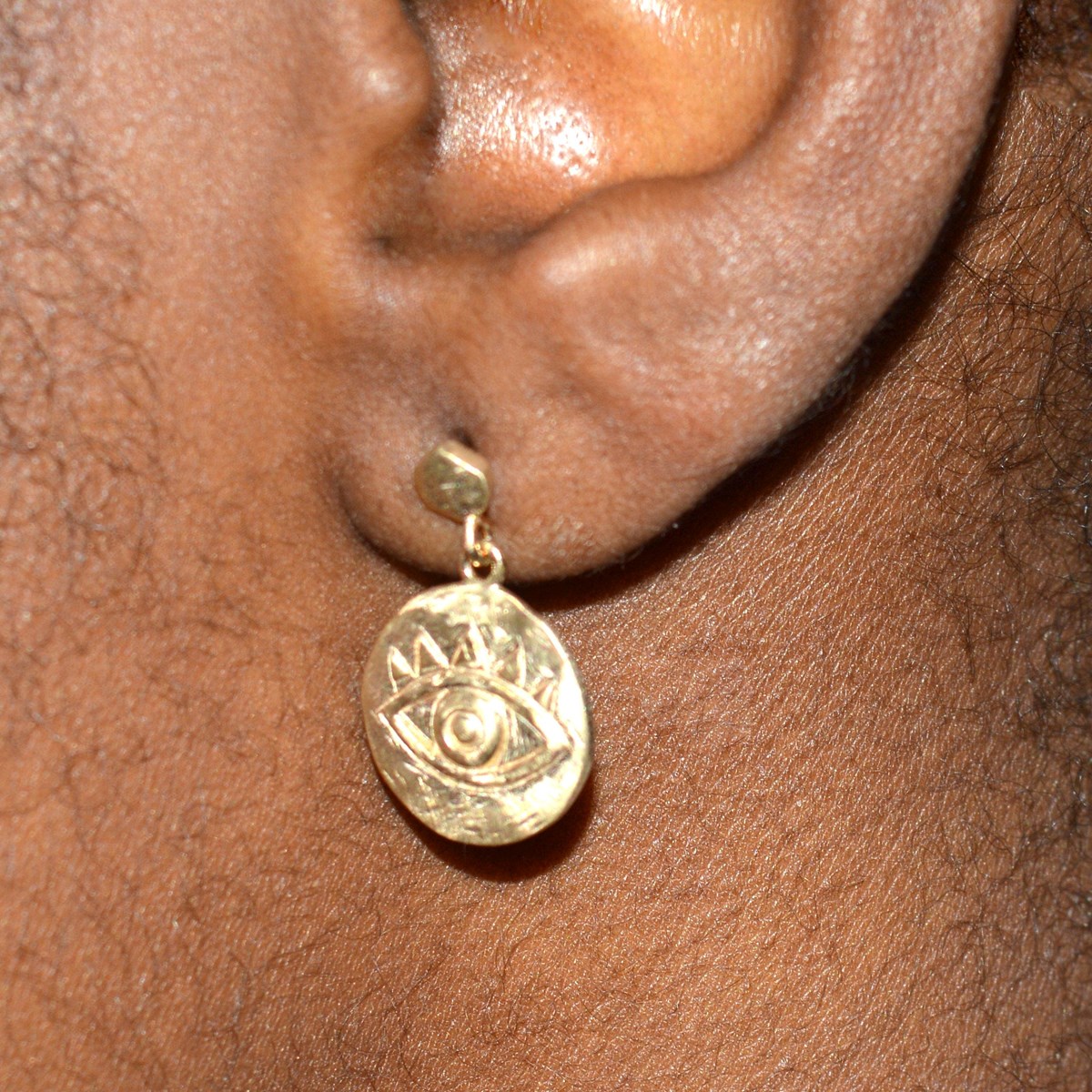 Boucles d'oreilles médaille ronde avec un oeil ciselé en plaqué or mat - vue 3