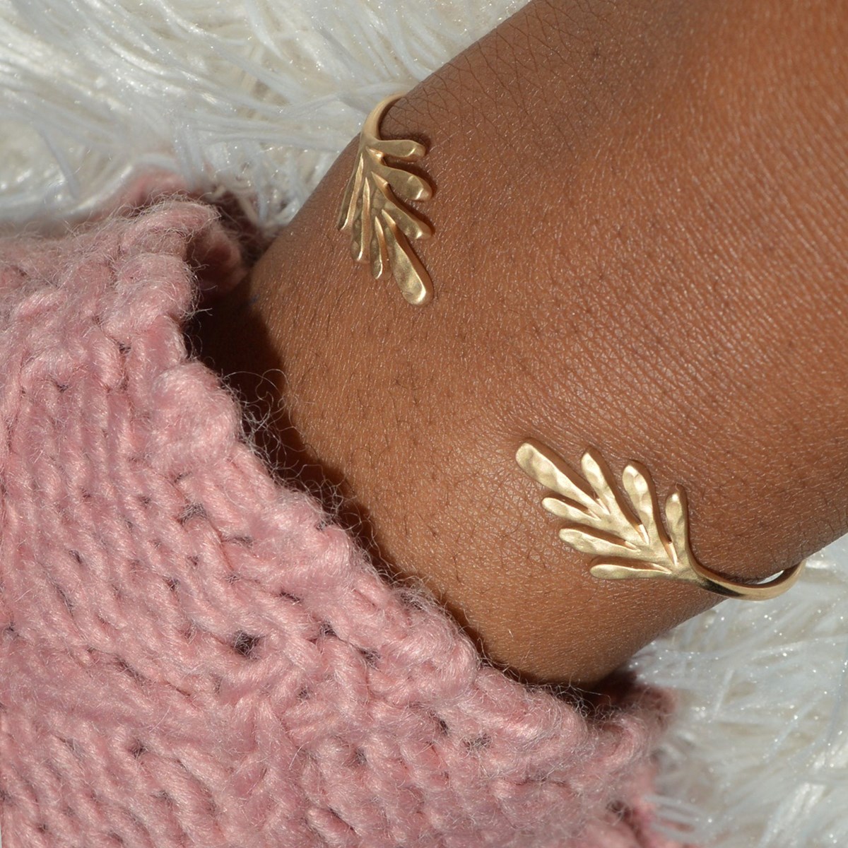 Bracelet femme jonc martelé feuilles semi ouvert ajustable en plaqué or - vue 2