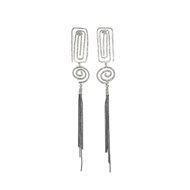 Boucles d'oreilles en plaqué argent pendentif avec fil martelé à la main et chaînes - Bijou de créateur