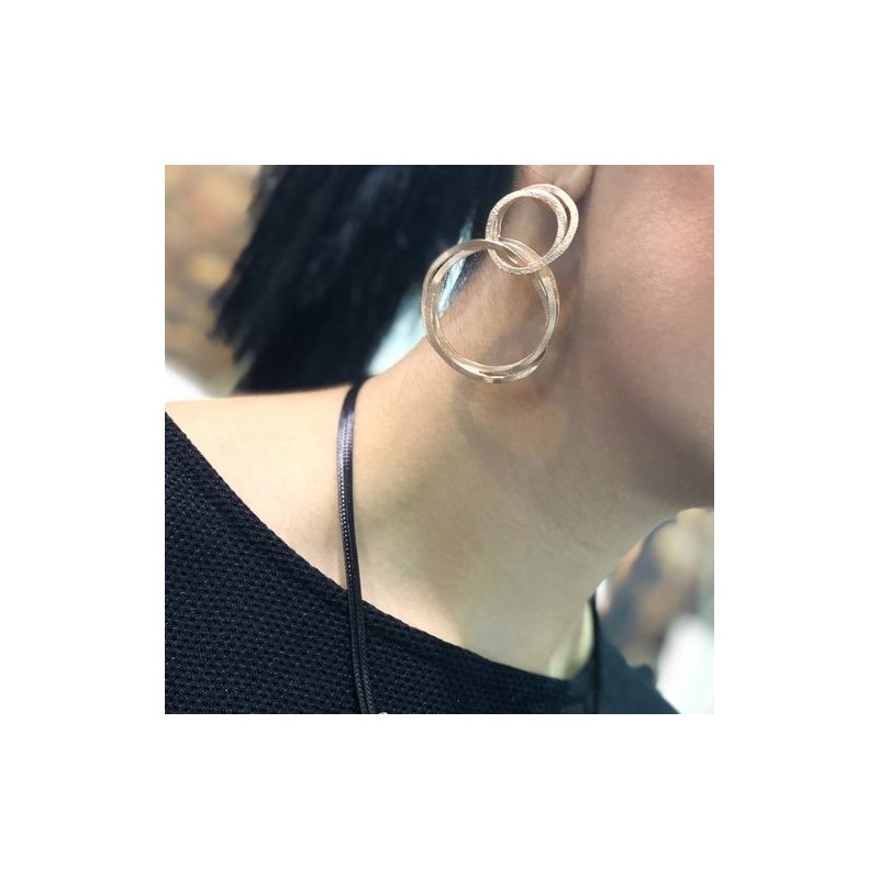 Boucles d'oreilles en plaqué or rose faites main avec cercles texturés métalliques - Bijou de créateur - vue 2