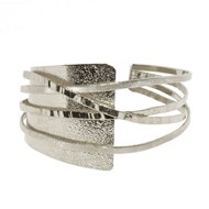 Bracelet rigide en plaqué argent avec base demi-rangée martelé à la main en métal et 4 fils tricotés avec différentes textures - Bijou de créateur