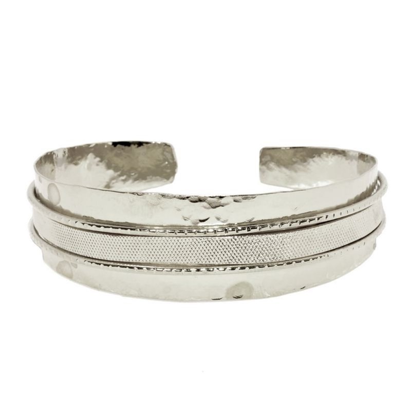 Bracelet rigide en plaqué argent en métal martelé à la main avec différentes textures - Bijou de créateur