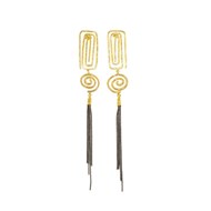 Boucles d'oreilles en plaqué or pendentif avec fil martelé à la main et chaînes - Bijou de créateur