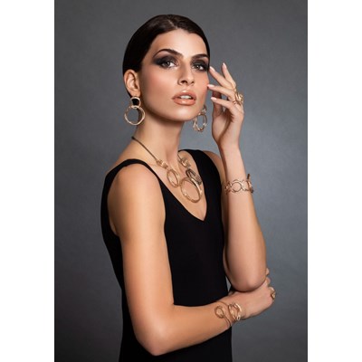 Boucles d'oreilles en plaqué or faites main avec cercles texturés métalliques - Bijou de créateur - vue V3