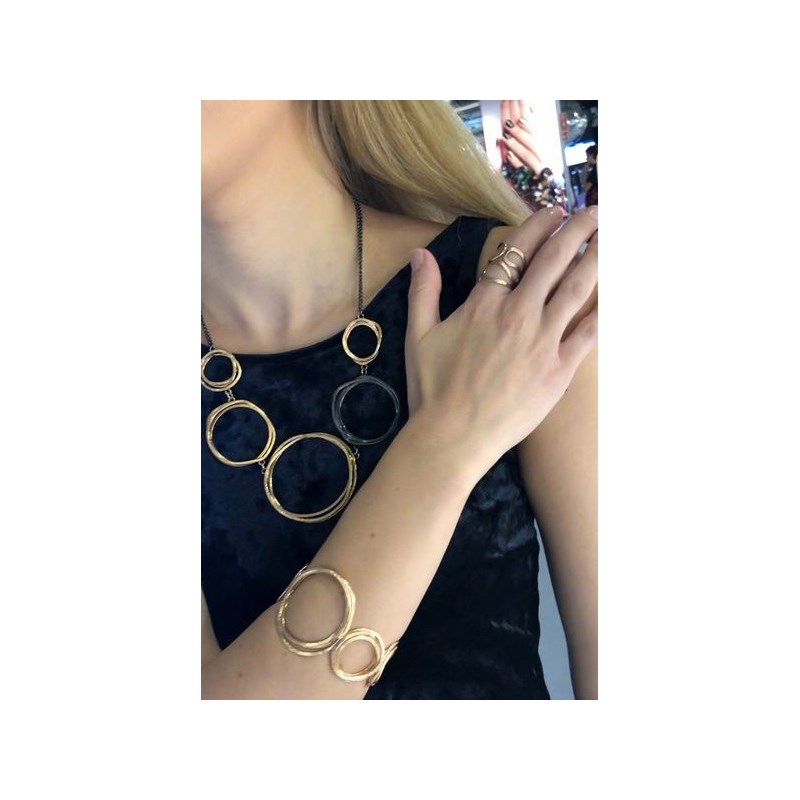 Bracelet rigide en plaqué or avec cercles métalliques martelés à la main - Bijou de créateur - vue 2