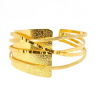 Bracelet rigide en plaqué or avec base demi-rangée martelé à la main en métal et 4 fils tricotés avec différentes textures - Bijou de créateur